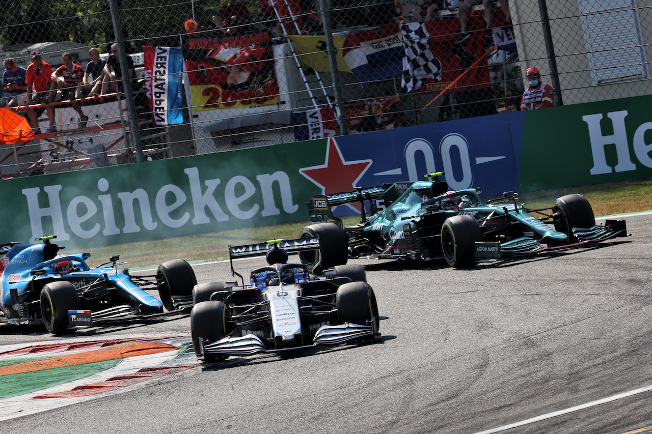 GP ITALIA, Nicholas Latifi (CDN) Williams Racing FW43B davanti a Sebastian Vettel (GER) Aston Martin F1 Team AMR21.
12.09.2021. Formula 1 World Championship, Rd 14, Italian Grand Prix, Monza, Italy, Gara Day.
- www.xpbimages.com, EMail: requests@xpbimages.com © Copyright: Batchelor / XPB Images