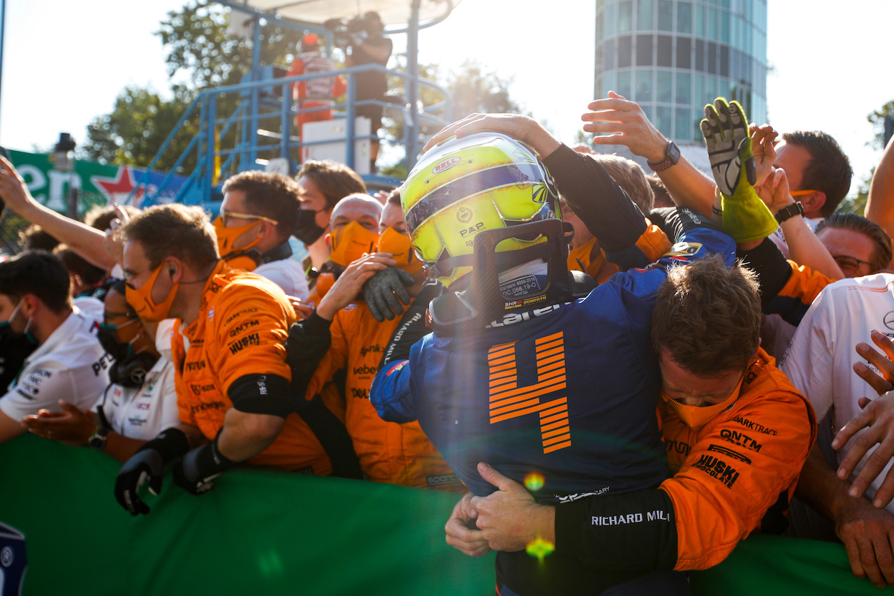 GP ITALIA, Lando Norris (GBR) McLaren celebrates his second position with the team in parc ferme.
12.09.2021. Formula 1 World Championship, Rd 14, Italian Grand Prix, Monza, Italy, Gara Day.
- www.xpbimages.com, EMail: requests@xpbimages.com © Copyright: FIA Pool Image for Editorial Use Only