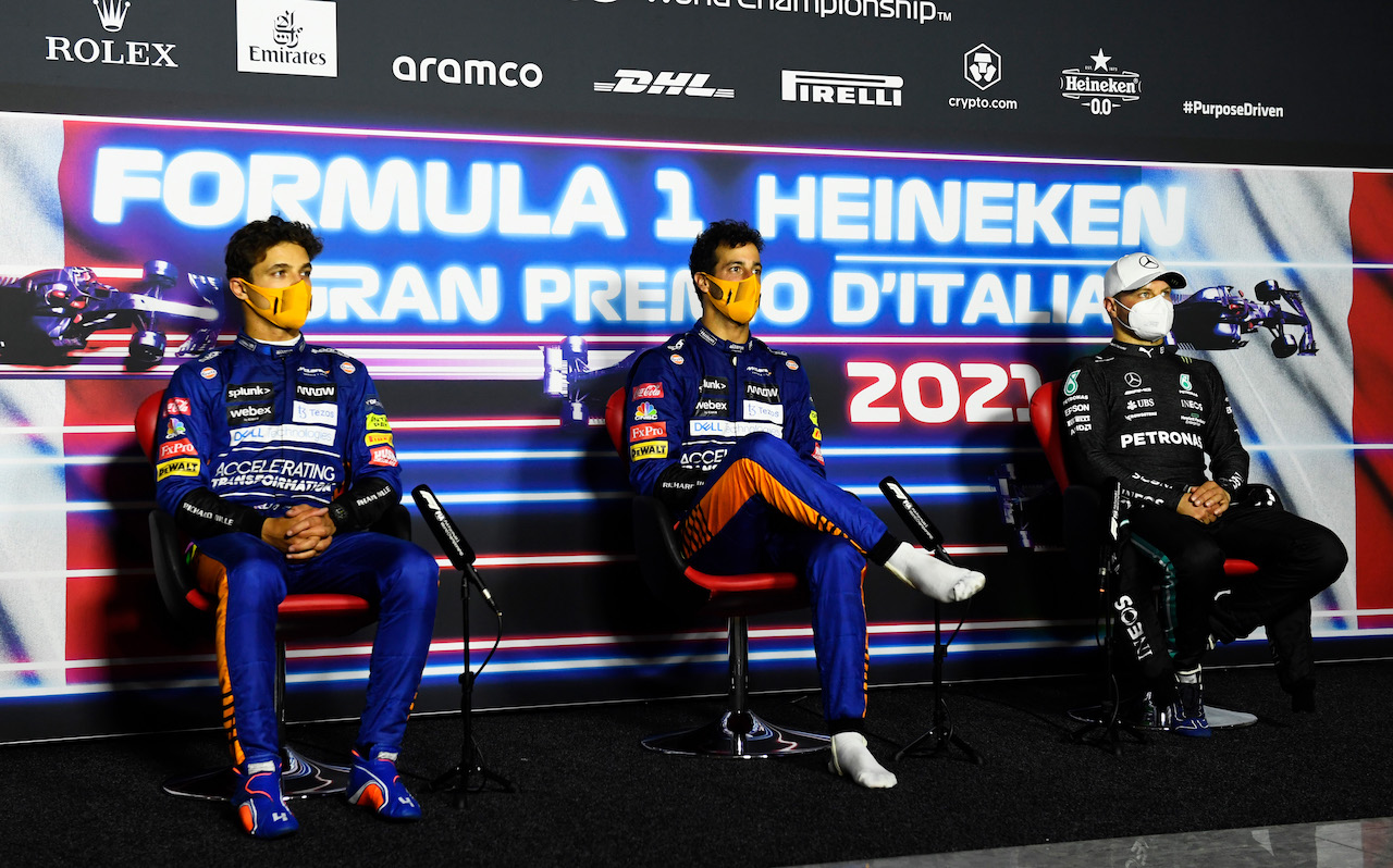 GP ITALIA, The top three in the FIA Press Conference (L to R): Lando Norris (GBR) McLaren, second; Daniel Ricciardo (AUS) McLaren, vincitore; Valtteri Bottas (FIN) Mercedes AMG F1, third.
12.09.2021. Formula 1 World Championship, Rd 14, Italian Grand Prix, Monza, Italy, Gara Day.
- www.xpbimages.com, EMail: requests@xpbimages.com © Copyright: FIA Pool Image for Editorial Use Only