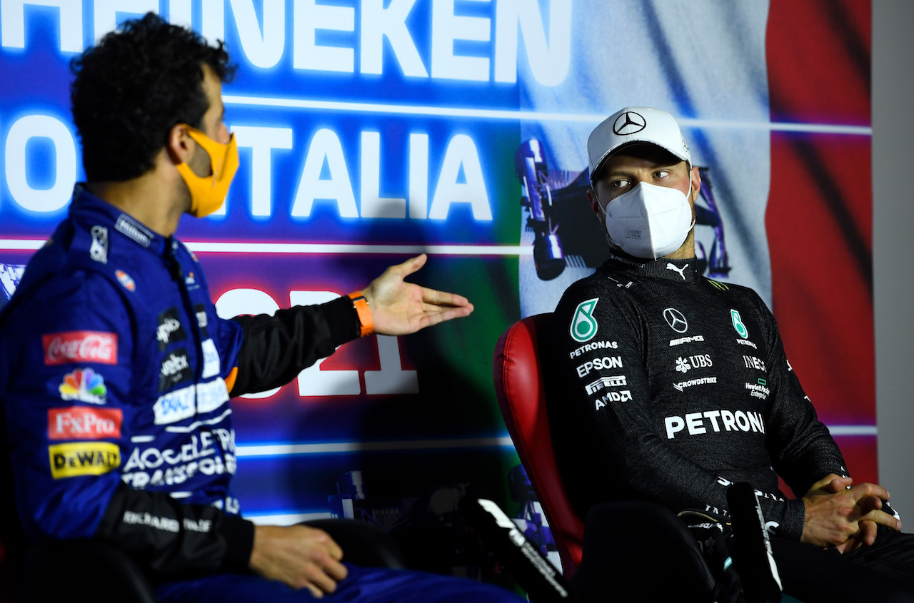 GP ITALIA, (L to R): Daniel Ricciardo (AUS) McLaren e Valtteri Bottas (FIN) Mercedes AMG F1 in the post race FIA Press Conference.
12.09.2021. Formula 1 World Championship, Rd 14, Italian Grand Prix, Monza, Italy, Gara Day.
- www.xpbimages.com, EMail: requests@xpbimages.com © Copyright: FIA Pool Image for Editorial Use Only