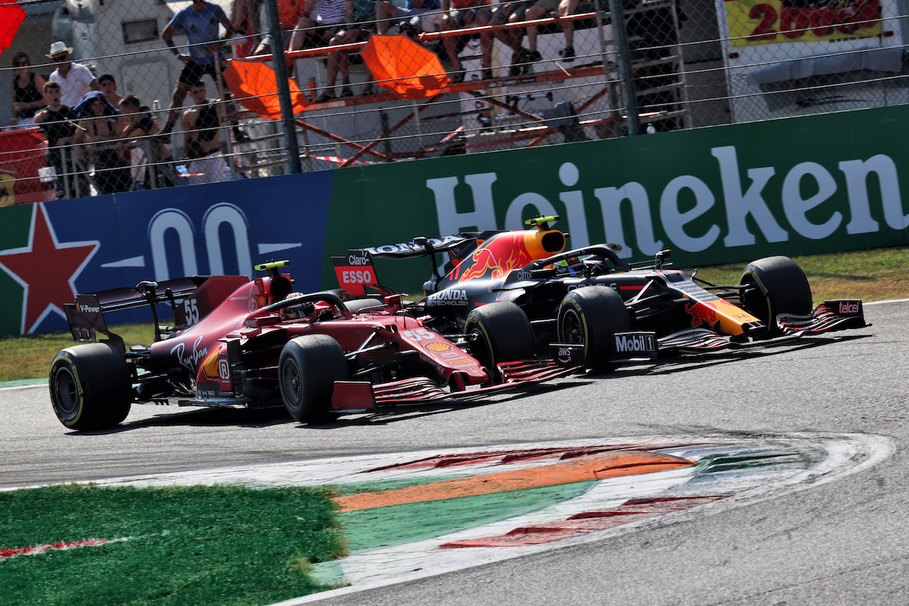 GP ITALIA, Carlos Sainz Jr (ESP) Ferrari SF-21 e Sergio Perez (MEX) Red Bull Racing RB16B battle for position.
12.09.2021. Formula 1 World Championship, Rd 14, Italian Grand Prix, Monza, Italy, Gara Day.
- www.xpbimages.com, EMail: requests@xpbimages.com © Copyright: Batchelor / XPB Images