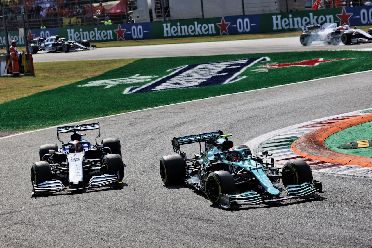 GP ITALIA, Sebastian Vettel (GER) Aston Martin F1 Team AMR21 e George Russell (GBR) Williams Racing FW43B battle for position.
12.09.2021. Formula 1 World Championship, Rd 14, Italian Grand Prix, Monza, Italy, Gara Day.
- www.xpbimages.com, EMail: requests@xpbimages.com © Copyright: Batchelor / XPB Images