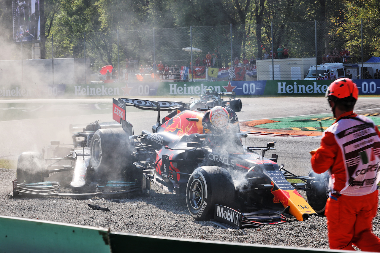 GP ITALIA, Max Verstappen (NLD) Red Bull Racing RB16B e Lewis Hamilton (GBR) Mercedes AMG F1 W12 crashed at the first chicane.
12.09.2021. Formula 1 World Championship, Rd 14, Italian Grand Prix, Monza, Italy, Gara Day.
- www.xpbimages.com, EMail: requests@xpbimages.com © Copyright: Batchelor / XPB Images