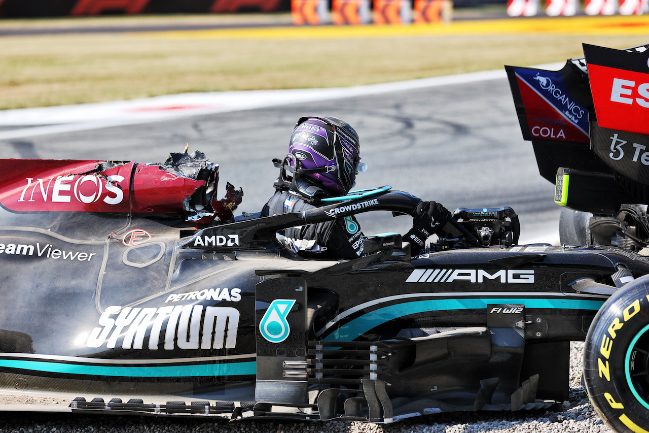 GP ITALIA, Lewis Hamilton (GBR) Mercedes AMG F1 W12 after he crashed with Max Verstappen (NLD) Red Bull Racing at the first chicane.
12.09.2021. Formula 1 World Championship, Rd 14, Italian Grand Prix, Monza, Italy, Gara Day.
- www.xpbimages.com, EMail: requests@xpbimages.com © Copyright: Batchelor / XPB Images