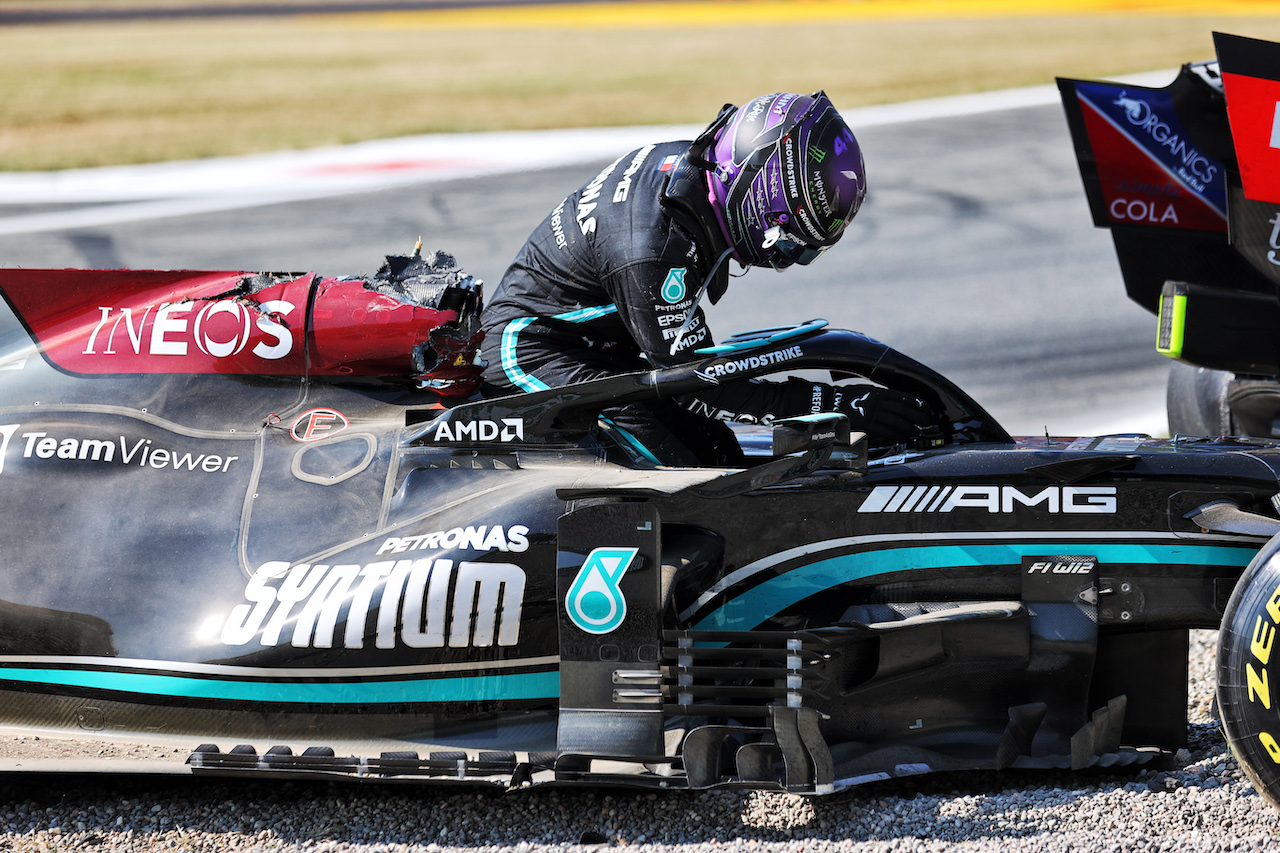 GP ITALIA, Lewis Hamilton (GBR) Mercedes AMG F1 W12 after he crashed with Max Verstappen (NLD) Red Bull Racing at the first chicane.
12.09.2021. Formula 1 World Championship, Rd 14, Italian Grand Prix, Monza, Italy, Gara Day.
- www.xpbimages.com, EMail: requests@xpbimages.com © Copyright: Batchelor / XPB Images