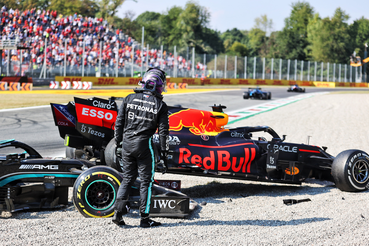 GP ITALIA, Lewis Hamilton (GBR) Mercedes AMG F1 W12 after he crashed with Max Verstappen (NLD) Red Bull Racing at the first chicane.
12.09.2021. Formula 1 World Championship, Rd 14, Italian Grand Prix, Monza, Italy, Gara Day.
- www.xpbimages.com, EMail: requests@xpbimages.com © Copyright: Batchelor / XPB Images