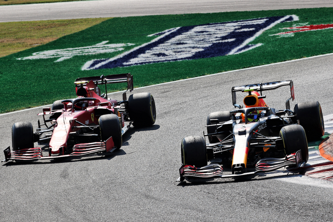 GP ITALIA, Carlos Sainz Jr (ESP) Ferrari SF-21 e Sergio Perez (MEX) Red Bull Racing RB16B battle for position.
12.09.2021. Formula 1 World Championship, Rd 14, Italian Grand Prix, Monza, Italy, Gara Day.
- www.xpbimages.com, EMail: requests@xpbimages.com © Copyright: Batchelor / XPB Images