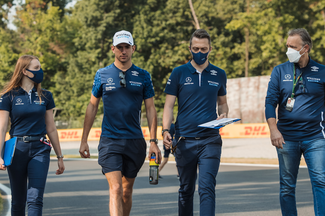 GP ITALIA, Nicholas Latifi (CDN) Williams Racing walks the circuit with the team.
09.09.2021. Formula 1 World Championship, Rd 14, Italian Grand Prix, Monza, Italy, Preparation Day.
- www.xpbimages.com, EMail: requests@xpbimages.com © Copyright: Bearne / XPB Images