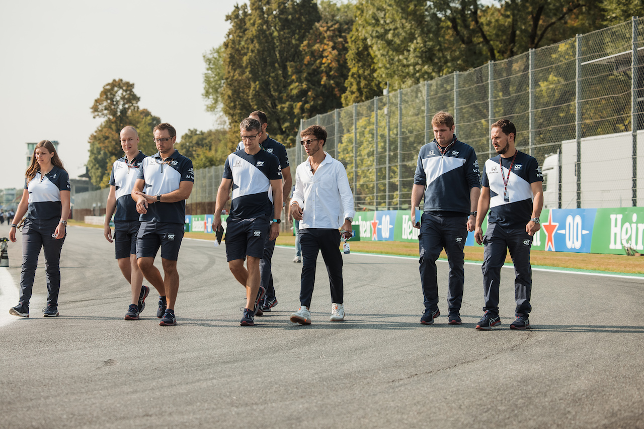 GP ITALIA, Pierre Gasly (FRA) AlphaTauri walks the circuit with the team.
09.09.2021. Formula 1 World Championship, Rd 14, Italian Grand Prix, Monza, Italy, Preparation Day.
- www.xpbimages.com, EMail: requests@xpbimages.com © Copyright: Bearne / XPB Images