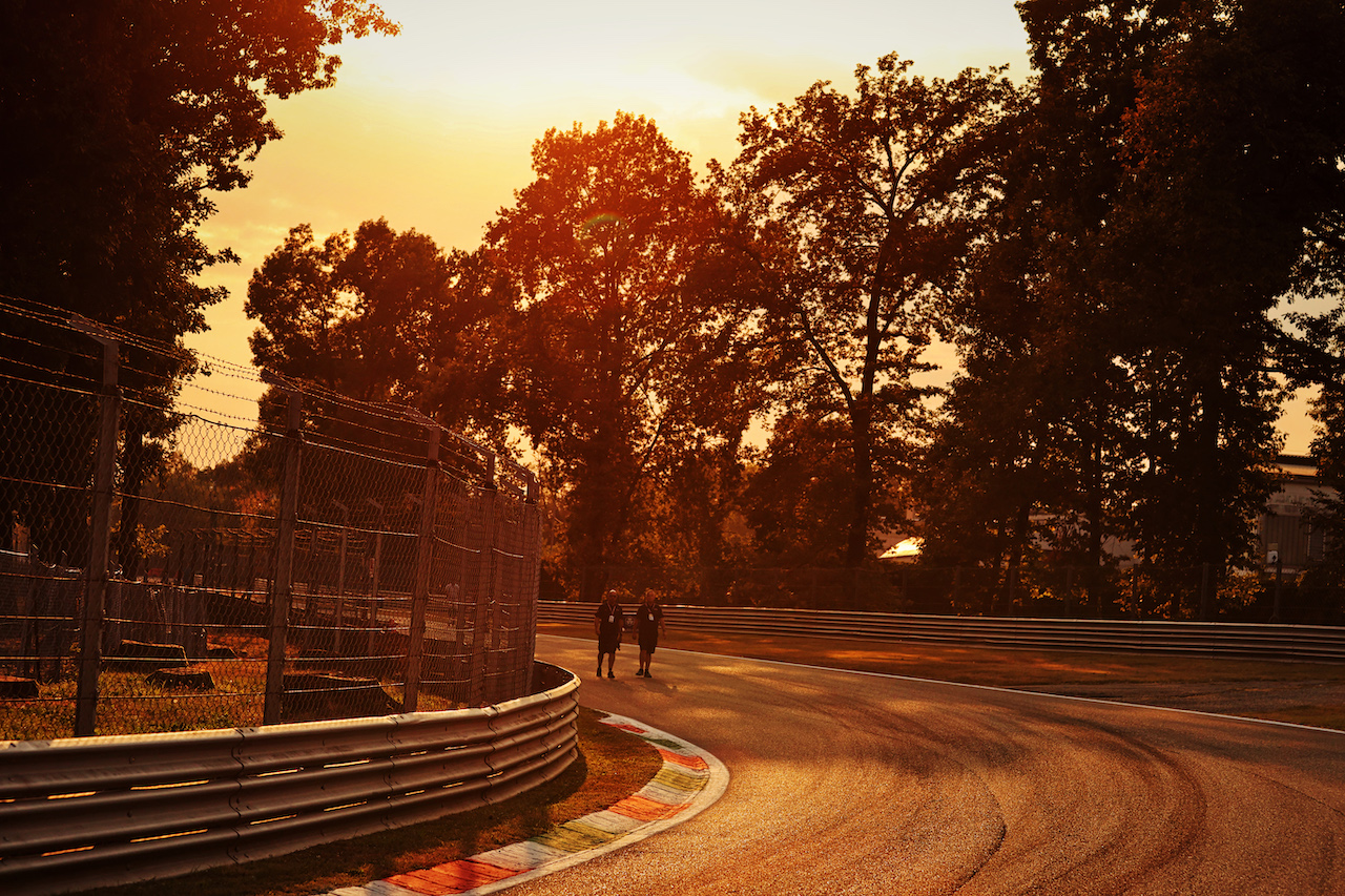 GP ITALIA, Circuit Atmosfera - the track at sunset.
09.09.2021. Formula 1 World Championship, Rd 14, Italian Grand Prix, Monza, Italy, Preparation Day.
- www.xpbimages.com, EMail: requests@xpbimages.com © Copyright: Moy / XPB Images
