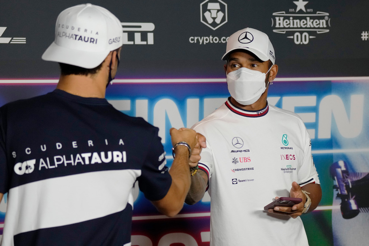 GP ITALIA, (L to R): Pierre Gasly (FRA) AlphaTauri e Lewis Hamilton (GBR) Mercedes AMG F1 in the FIA Press Conference.
09.09.2021. Formula 1 World Championship, Rd 14, Italian Grand Prix, Monza, Italy, Preparation Day.
- www.xpbimages.com, EMail: requests@xpbimages.com © Copyright: FIA Pool Image for Editorial Use Only