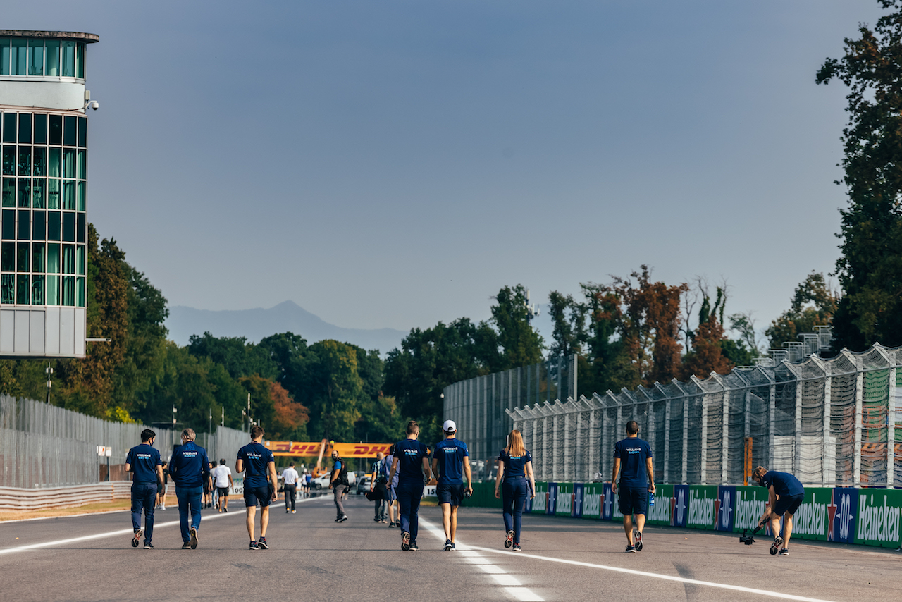 GP ITALIA, Nicholas Latifi (CDN) Williams Racing walks the circuit with the team.
09.09.2021. Formula 1 World Championship, Rd 14, Italian Grand Prix, Monza, Italy, Preparation Day.
- www.xpbimages.com, EMail: requests@xpbimages.com © Copyright: Bearne / XPB Images