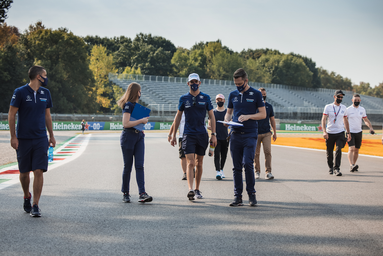 GP ITALIA, Nicholas Latifi (CDN) Williams Racing walks the circuit with the team.
09.09.2021. Formula 1 World Championship, Rd 14, Italian Grand Prix, Monza, Italy, Preparation Day.
- www.xpbimages.com, EMail: requests@xpbimages.com © Copyright: Bearne / XPB Images
