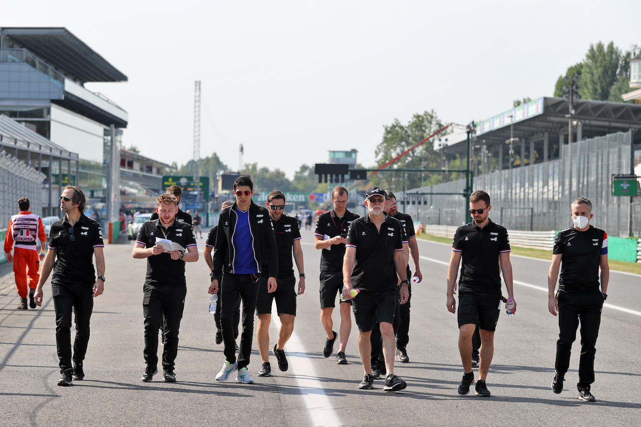 GP ITALIA, Esteban Ocon (FRA) Alpine F1 Team walks the circuit with the team.
09.09.2021. Formula 1 World Championship, Rd 14, Italian Grand Prix, Monza, Italy, Preparation Day.
- www.xpbimages.com, EMail: requests@xpbimages.com © Copyright: Moy / XPB Images