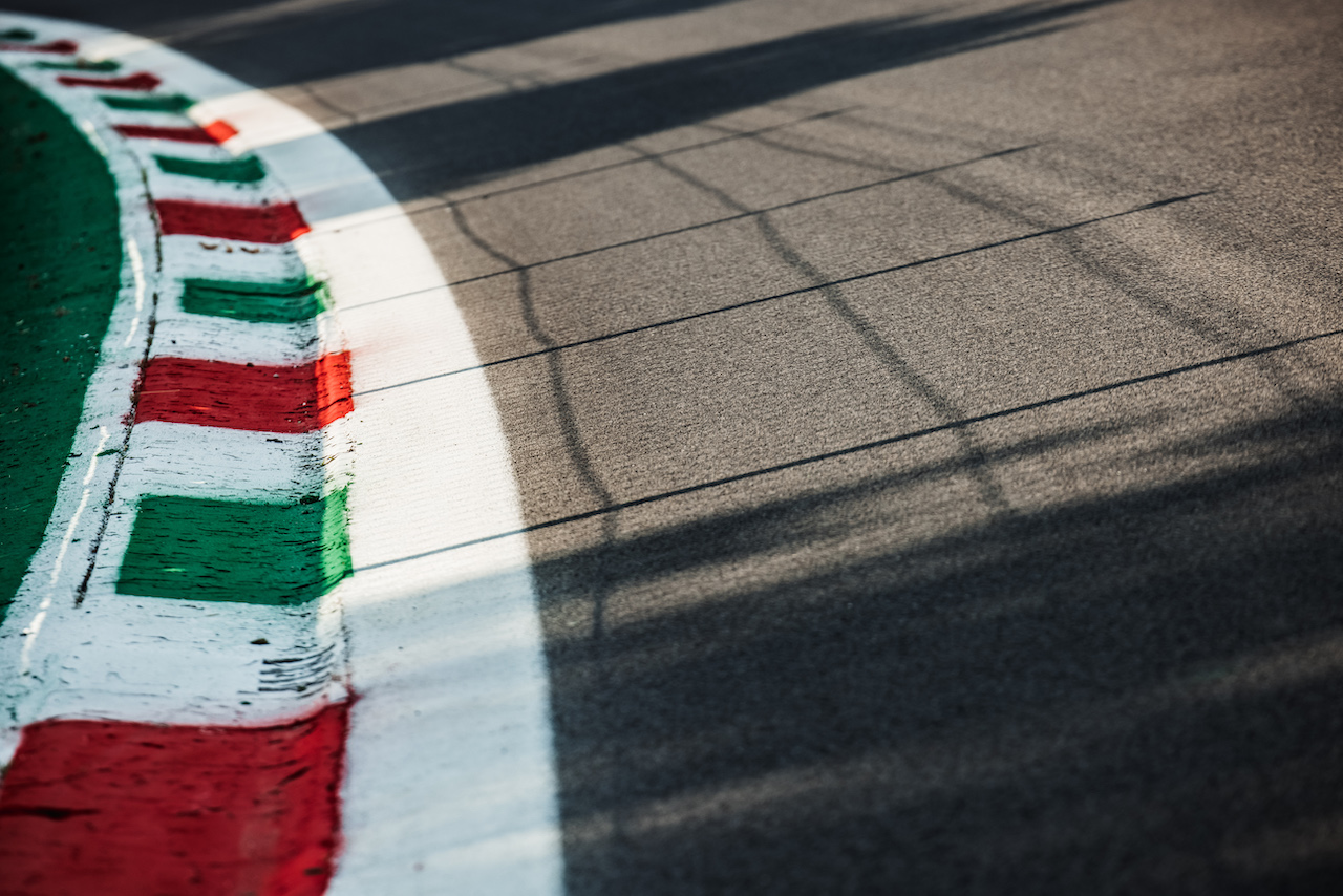 GP ITALIA, Circuit Atmosfera - track e kerb detail.
09.09.2021. Formula 1 World Championship, Rd 14, Italian Grand Prix, Monza, Italy, Preparation Day.
- www.xpbimages.com, EMail: requests@xpbimages.com © Copyright: Bearne / XPB Images