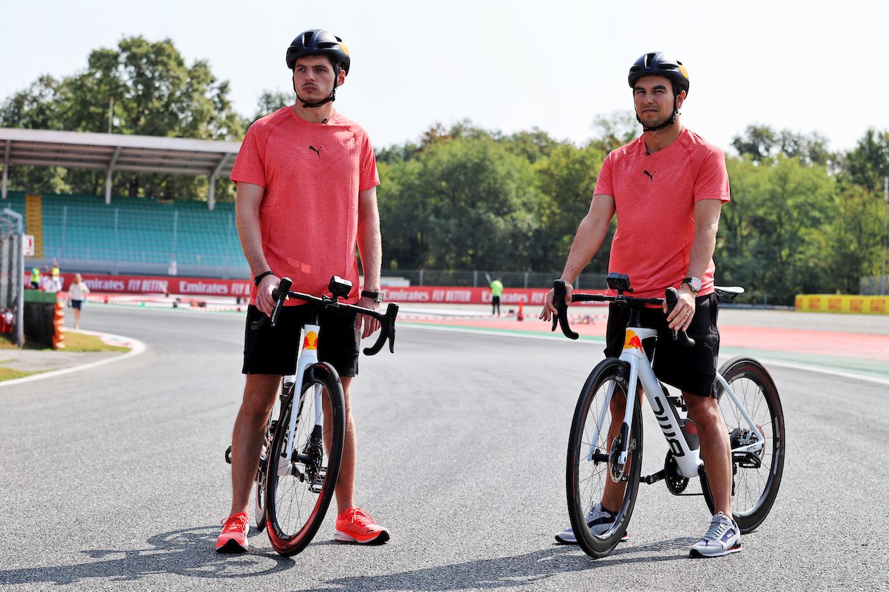 GP ITALIA, (L to R): Max Verstappen (NLD) Red Bull Racing rides the circuit with team mate Sergio Perez (MEX) Red Bull Racing.
09.09.2021. Formula 1 World Championship, Rd 14, Italian Grand Prix, Monza, Italy, Preparation Day.
- www.xpbimages.com, EMail: requests@xpbimages.com © Copyright: Moy / XPB Images