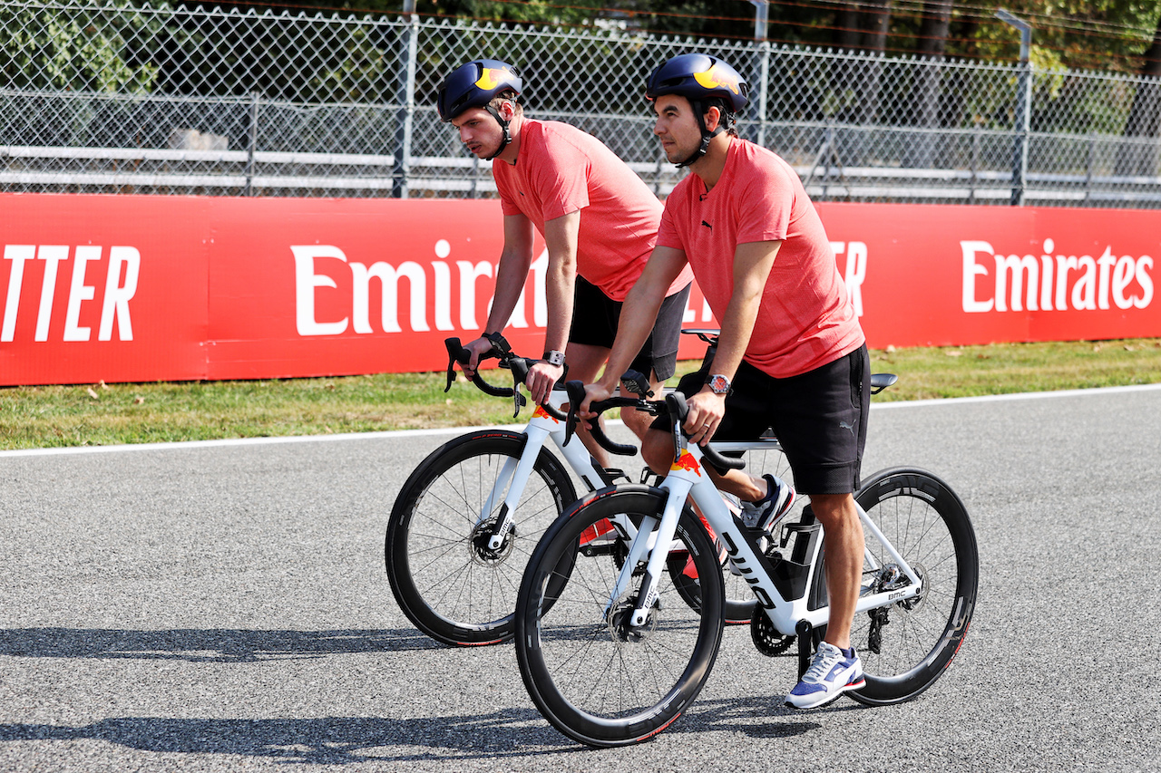GP ITALIA, (L to R): Max Verstappen (NLD) Red Bull Racing rides the circuit with team mate Sergio Perez (MEX) Red Bull Racing.
09.09.2021. Formula 1 World Championship, Rd 14, Italian Grand Prix, Monza, Italy, Preparation Day.
- www.xpbimages.com, EMail: requests@xpbimages.com © Copyright: Moy / XPB Images