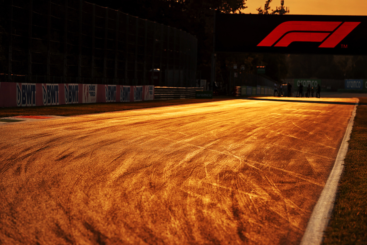 GP ITALIA, Circuit Atmosfera - the track at sunset.
09.09.2021. Formula 1 World Championship, Rd 14, Italian Grand Prix, Monza, Italy, Preparation Day.
- www.xpbimages.com, EMail: requests@xpbimages.com © Copyright: Moy / XPB Images