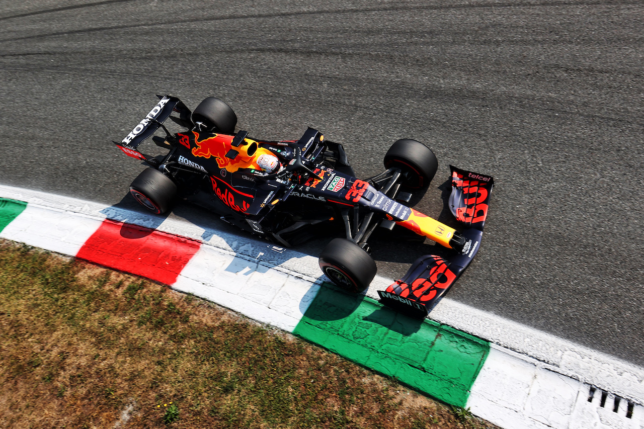 GP ITALIA, Max Verstappen (NLD) Red Bull Racing RB16B.
11.09.2021. Formula 1 World Championship, Rd 14, Italian Grand Prix, Monza, Italy, Sprint Day.
- www.xpbimages.com, EMail: requests@xpbimages.com © Copyright: Charniaux / XPB Images