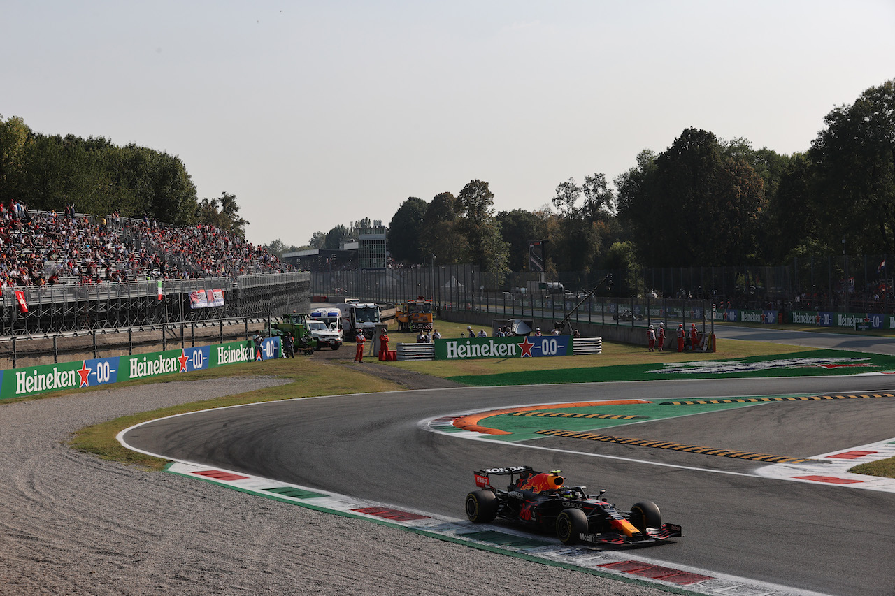 GP ITALIA, Sergio Perez (MEX) Red Bull Racing RB16B.
11.09.2021. Formula 1 World Championship, Rd 14, Italian Grand Prix, Monza, Italy, Sprint Day.
- www.xpbimages.com, EMail: requests@xpbimages.com ¬© Copyright: Batchelor / XPB Images