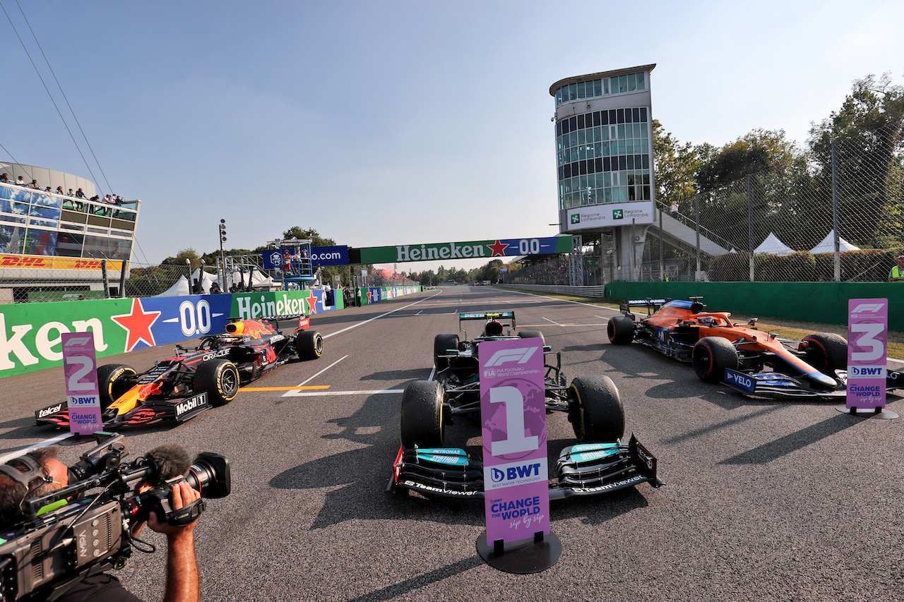 GP ITALIA, Top three in Sprint parc ferme (L to R): Max Verstappen (NLD) Red Bull Racing RB16B, second; Valtteri Bottas (FIN) Mercedes AMG F1 W12, first; Daniel Ricciardo (AUS) McLaren MCL35M, third.
11.09.2021. Formula 1 World Championship, Rd 14, Italian Grand Prix, Monza, Italy, Sprint Day.
- www.xpbimages.com, EMail: requests@xpbimages.com © Copyright: Charniaux / XPB Images