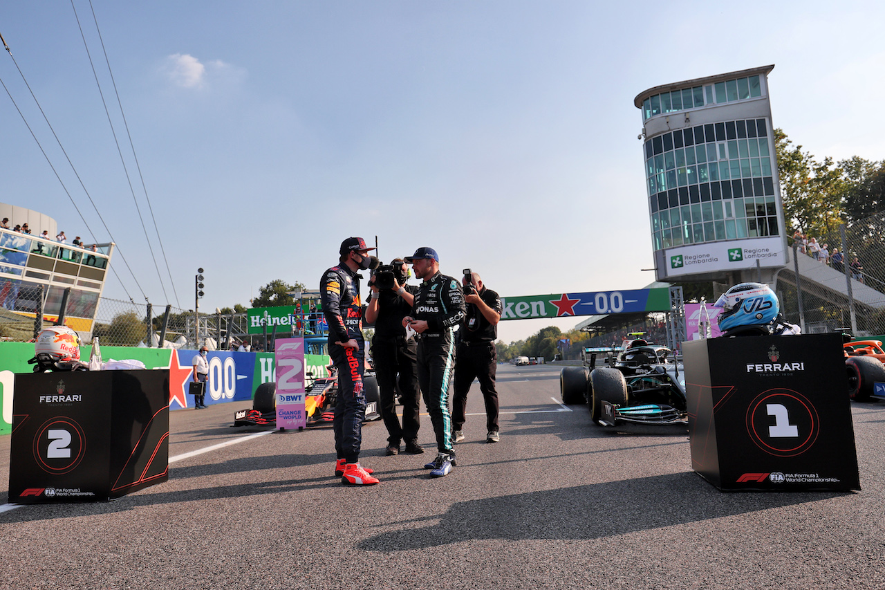 GP ITALIA, (L to R): Second placed pole sitter Max Verstappen (NLD) Red Bull Racing with first placed Sprint finisher Valtteri Bottas (FIN) Mercedes AMG F1 in parc ferme.
11.09.2021. Formula 1 World Championship, Rd 14, Italian Grand Prix, Monza, Italy, Sprint Day.
- www.xpbimages.com, EMail: requests@xpbimages.com © Copyright: Charniaux / XPB Images