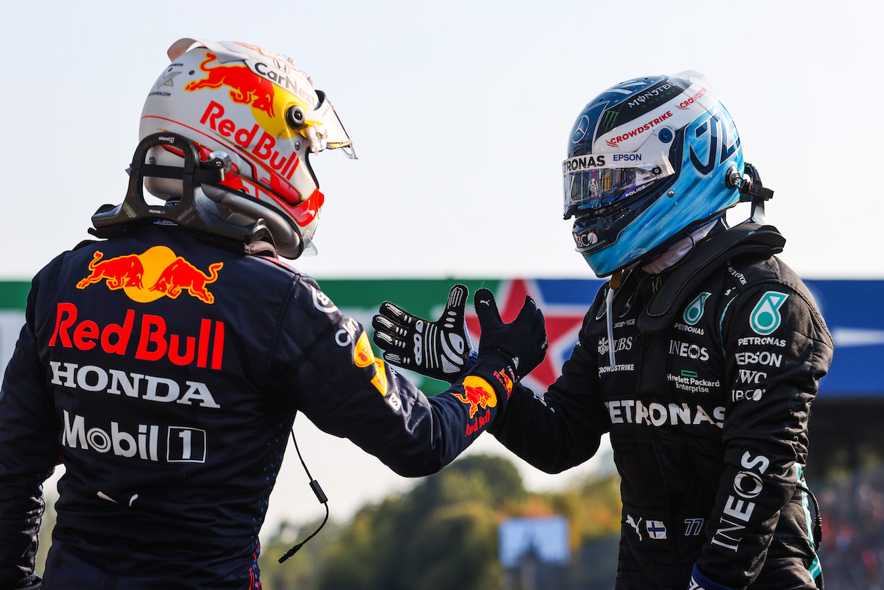 GP ITALIA, Max Verstappen (NLD), Red Bull Racing e Valtteri Bottas (FIN), Mercedes AMG F1 
11.09.2021. Formula 1 World Championship, Rd 14, Italian Grand Prix, Monza, Italy, Sprint Day.
- www.xpbimages.com, EMail: requests@xpbimages.com © Copyright: Charniaux / XPB Images