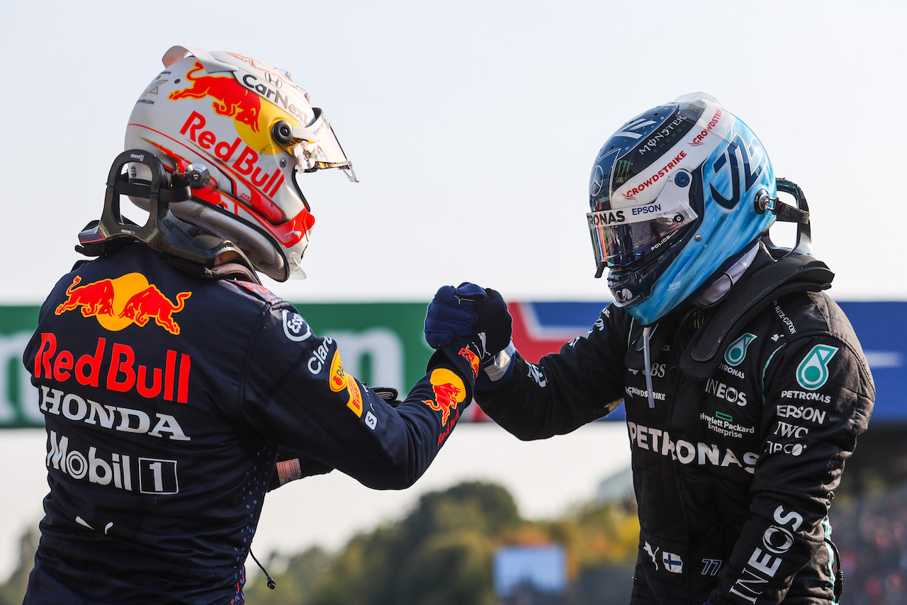 GP ITALIA, Max Verstappen (NLD), Red Bull Racing e Valtteri Bottas (FIN), Mercedes AMG F1 
11.09.2021. Formula 1 World Championship, Rd 14, Italian Grand Prix, Monza, Italy, Sprint Day.
- www.xpbimages.com, EMail: requests@xpbimages.com © Copyright: Charniaux / XPB Images