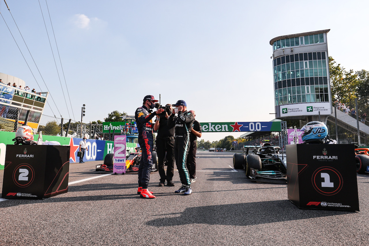 GP ITALIA, Max Verstappen (NLD), Red Bull Racing e Valtteri Bottas (FIN), Mercedes AMG F1 
11.09.2021. Formula 1 World Championship, Rd 14, Italian Grand Prix, Monza, Italy, Sprint Day.
- www.xpbimages.com, EMail: requests@xpbimages.com ¬© Copyright: Charniaux / XPB Images