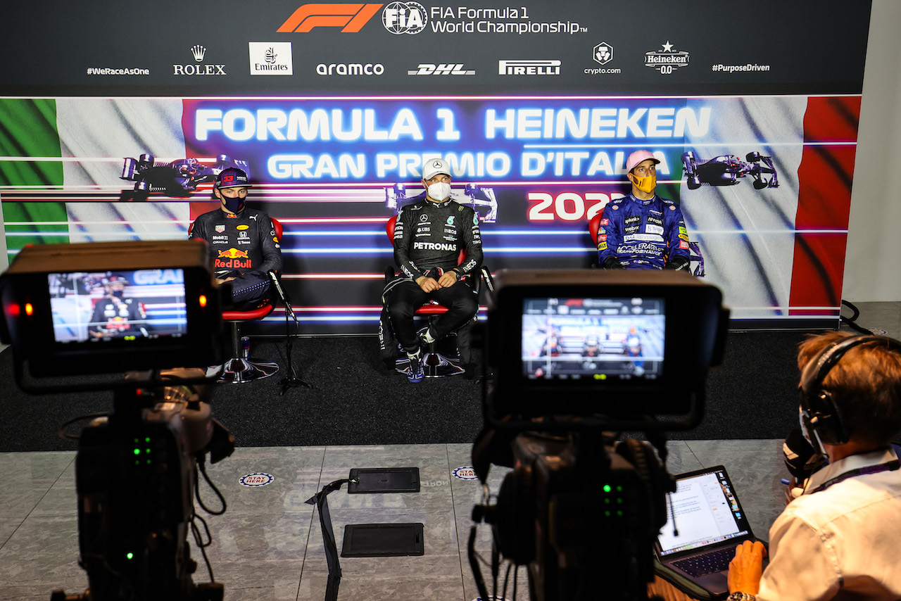 GP ITALIA, Max Verstappen (NLD), Red Bull Racing Valtteri Bottas (FIN), Mercedes AMG F1 e Daniel Ricciardo (AUS), McLaren F1 Team 
11.09.2021. Formula 1 World Championship, Rd 14, Italian Grand Prix, Monza, Italy, Sprint Day.
- www.xpbimages.com, EMail: requests@xpbimages.com ¬© Copyright: Charniaux / XPB Images