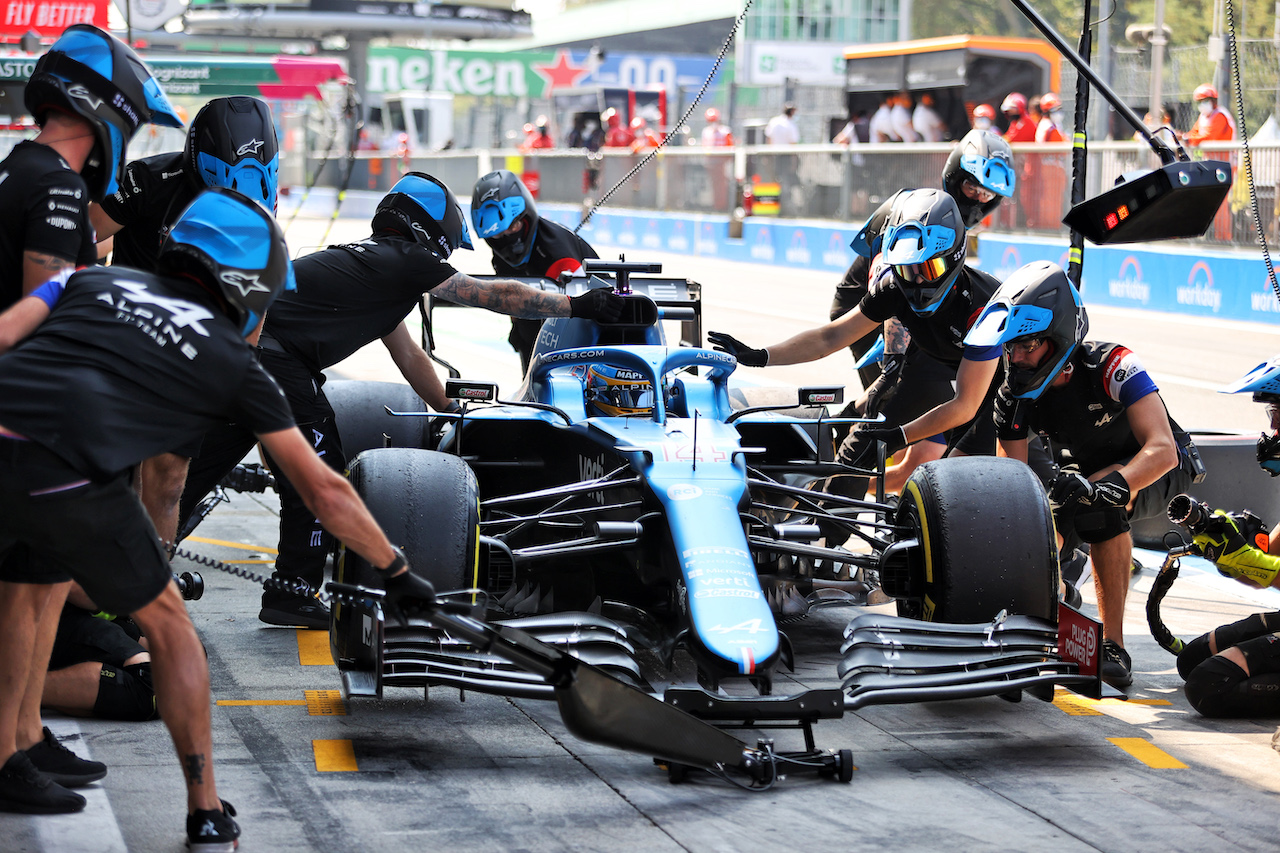 GP ITALIA, Fernando Alonso (ESP) Alpine F1 Team A521 practices a pit stop.
11.09.2021. Formula 1 World Championship, Rd 14, Italian Grand Prix, Monza, Italy, Sprint Day.
- www.xpbimages.com, EMail: requests@xpbimages.com © Copyright: Moy / XPB Images
