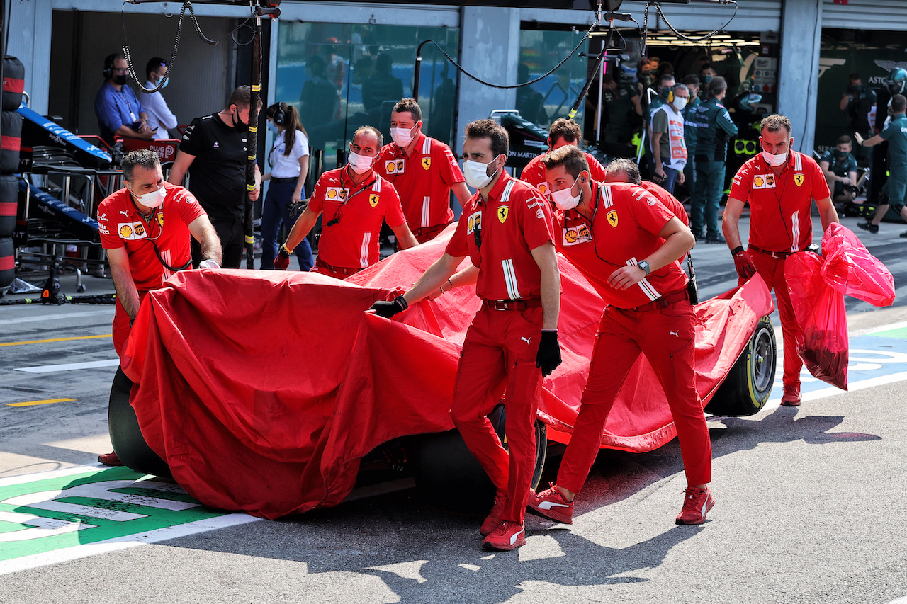 GP ITALIA, The Ferrari SF-21 of Carlos Sainz Jr (ESP) is recovered back to the pits after he crashed in the second practice session.
11.09.2021. Formula 1 World Championship, Rd 14, Italian Grand Prix, Monza, Italy, Sprint Day.
- www.xpbimages.com, EMail: requests@xpbimages.com © Copyright: Moy / XPB Images