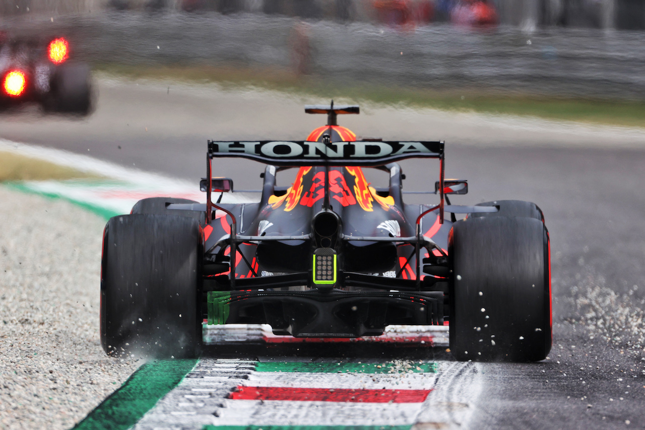 GP ITALIA, Max Verstappen (NLD) Red Bull Racing RB16B.
10.09.2021. Formula 1 World Championship, Rd 14, Italian Grand Prix, Monza, Italy, Qualifiche Day.
- www.xpbimages.com, EMail: requests@xpbimages.com © Copyright: Charniaux / XPB Images