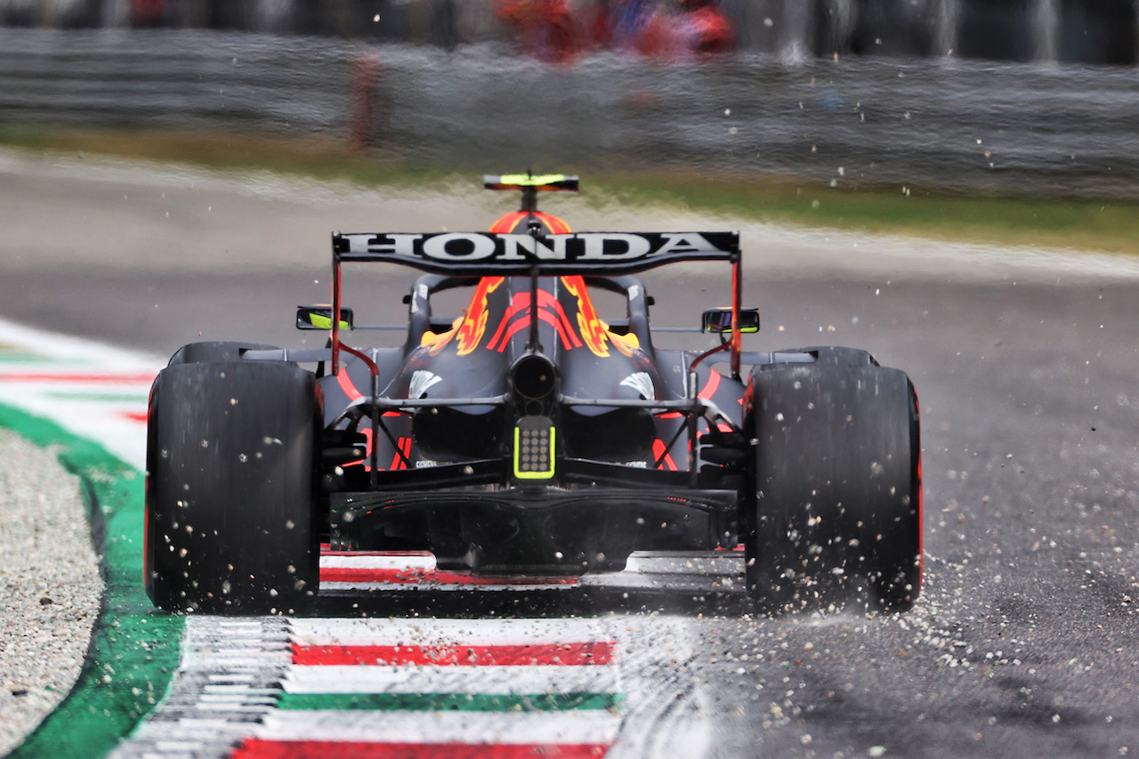 GP ITALIA, Sergio Perez (MEX) Red Bull Racing RB16B.
10.09.2021. Formula 1 World Championship, Rd 14, Italian Grand Prix, Monza, Italy, Qualifiche Day.
- www.xpbimages.com, EMail: requests@xpbimages.com © Copyright: Charniaux / XPB Images