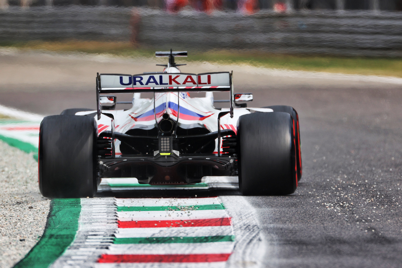 GP ITALIA, Nikita Mazepin (RUS) Haas F1 Team VF-21.
10.09.2021. Formula 1 World Championship, Rd 14, Italian Grand Prix, Monza, Italy, Qualifiche Day.
- www.xpbimages.com, EMail: requests@xpbimages.com © Copyright: Charniaux / XPB Images