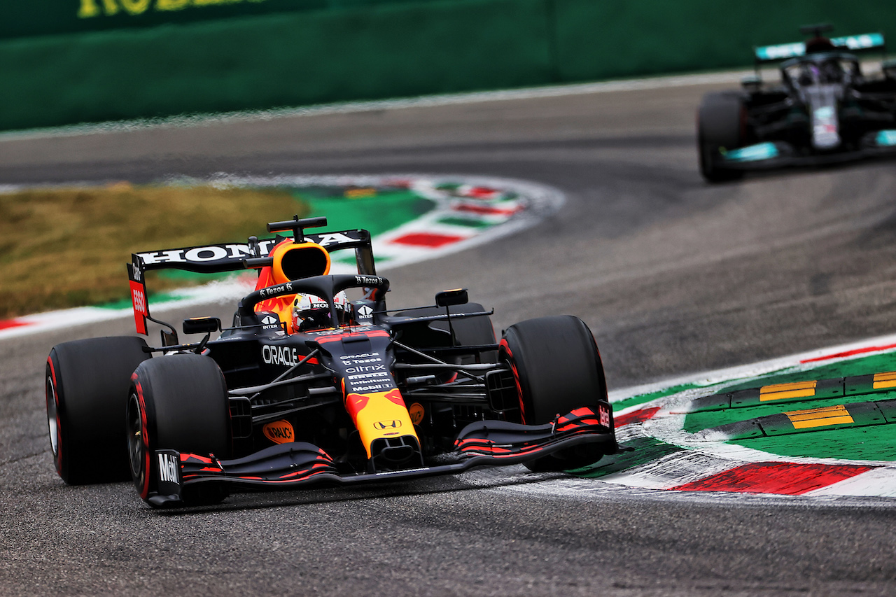 GP ITALIA, Max Verstappen (NLD) Red Bull Racing RB16B.
10.09.2021. Formula 1 World Championship, Rd 14, Italian Grand Prix, Monza, Italy, Qualifiche Day.
- www.xpbimages.com, EMail: requests@xpbimages.com © Copyright: Batchelor / XPB Images