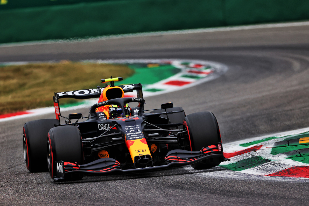 GP ITALIA, Sergio Perez (MEX) Red Bull Racing RB16B.
10.09.2021. Formula 1 World Championship, Rd 14, Italian Grand Prix, Monza, Italy, Qualifiche Day.
- www.xpbimages.com, EMail: requests@xpbimages.com © Copyright: Batchelor / XPB Images