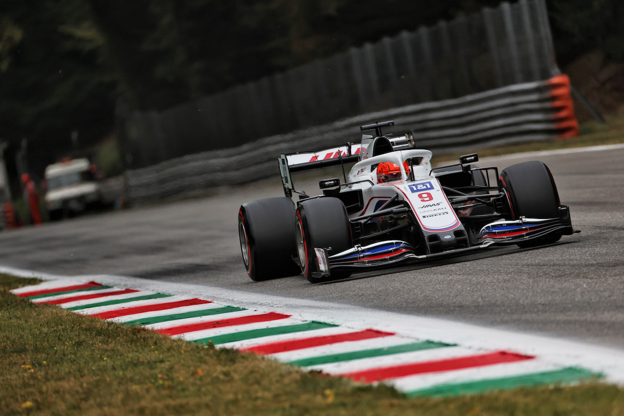 GP ITALIA, Nikita Mazepin (RUS) Haas F1 Team VF-21.
10.09.2021. Formula 1 World Championship, Rd 14, Italian Grand Prix, Monza, Italy, Qualifiche Day.
- www.xpbimages.com, EMail: requests@xpbimages.com © Copyright: Batchelor / XPB Images