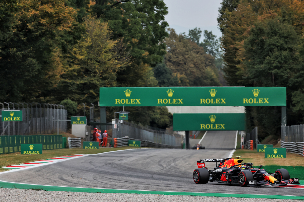 GP ITALIA, Sergio Perez (MEX) Red Bull Racing RB16B.
10.09.2021. Formula 1 World Championship, Rd 14, Italian Grand Prix, Monza, Italy, Qualifiche Day.
- www.xpbimages.com, EMail: requests@xpbimages.com © Copyright: Batchelor / XPB Images