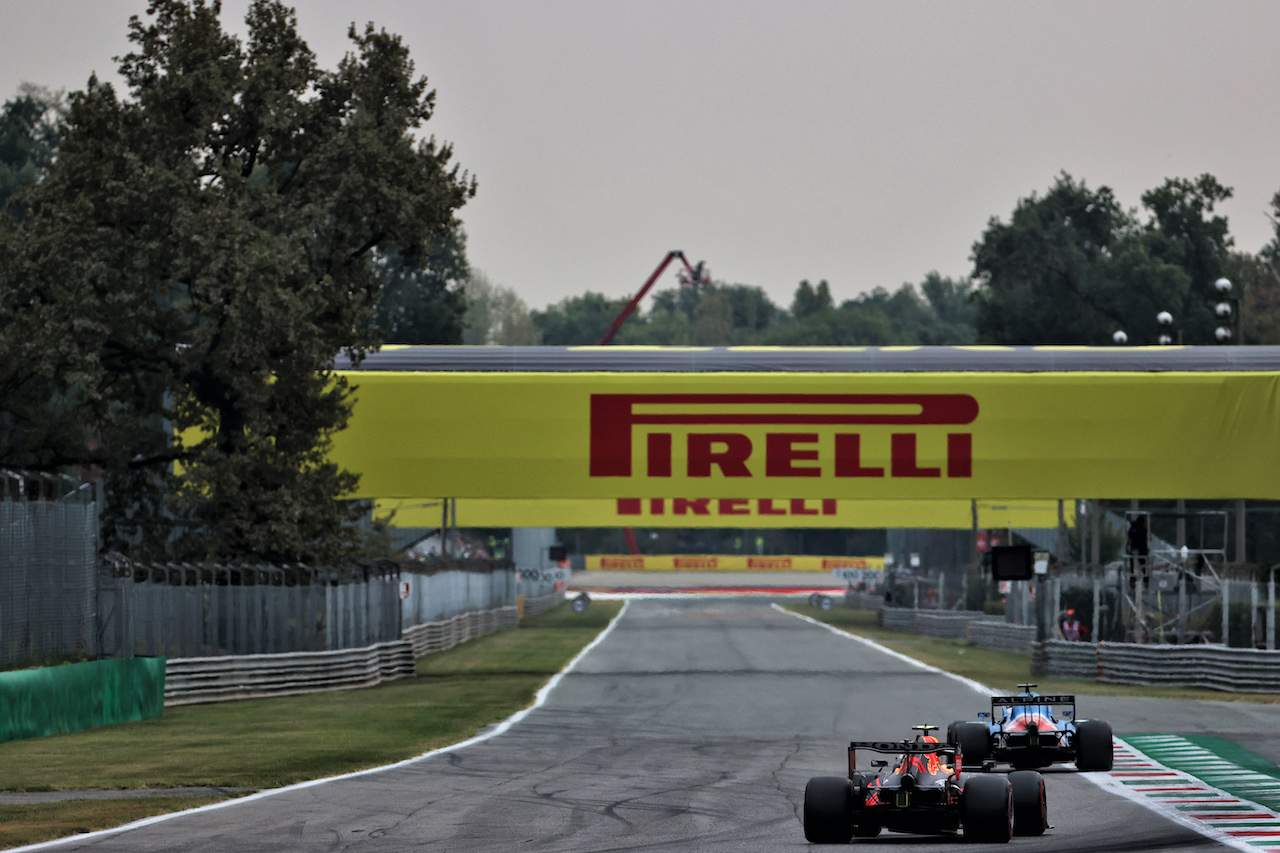 GP ITALIA, Sergio Perez (MEX) Red Bull Racing RB16B.
10.09.2021. Formula 1 World Championship, Rd 14, Italian Grand Prix, Monza, Italy, Qualifiche Day.
- www.xpbimages.com, EMail: requests@xpbimages.com © Copyright: Batchelor / XPB Images