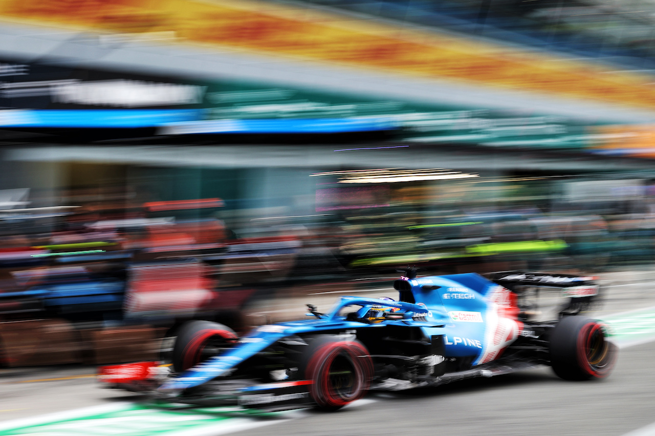 GP ITALIA, Fernando Alonso (ESP) Alpine F1 Team A521 in the pits.
10.09.2021. Formula 1 World Championship, Rd 14, Italian Grand Prix, Monza, Italy, Qualifiche Day.
- www.xpbimages.com, EMail: requests@xpbimages.com © Copyright: Moy / XPB Images