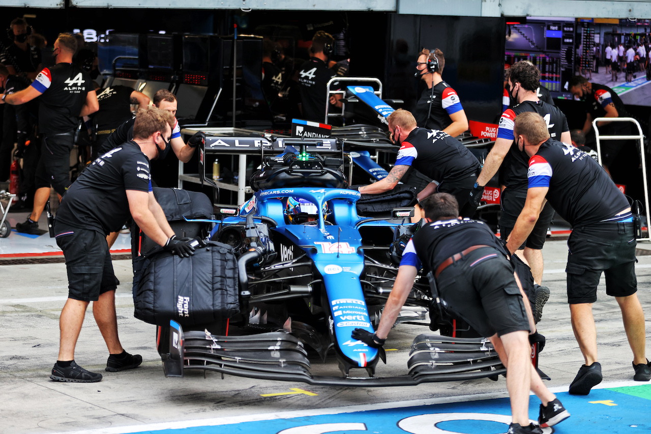 GP ITALIA, Fernando Alonso (ESP) Alpine F1 Team A521 in the pits.
10.09.2021. Formula 1 World Championship, Rd 14, Italian Grand Prix, Monza, Italy, Qualifiche Day.
- www.xpbimages.com, EMail: requests@xpbimages.com © Copyright: Moy / XPB Images