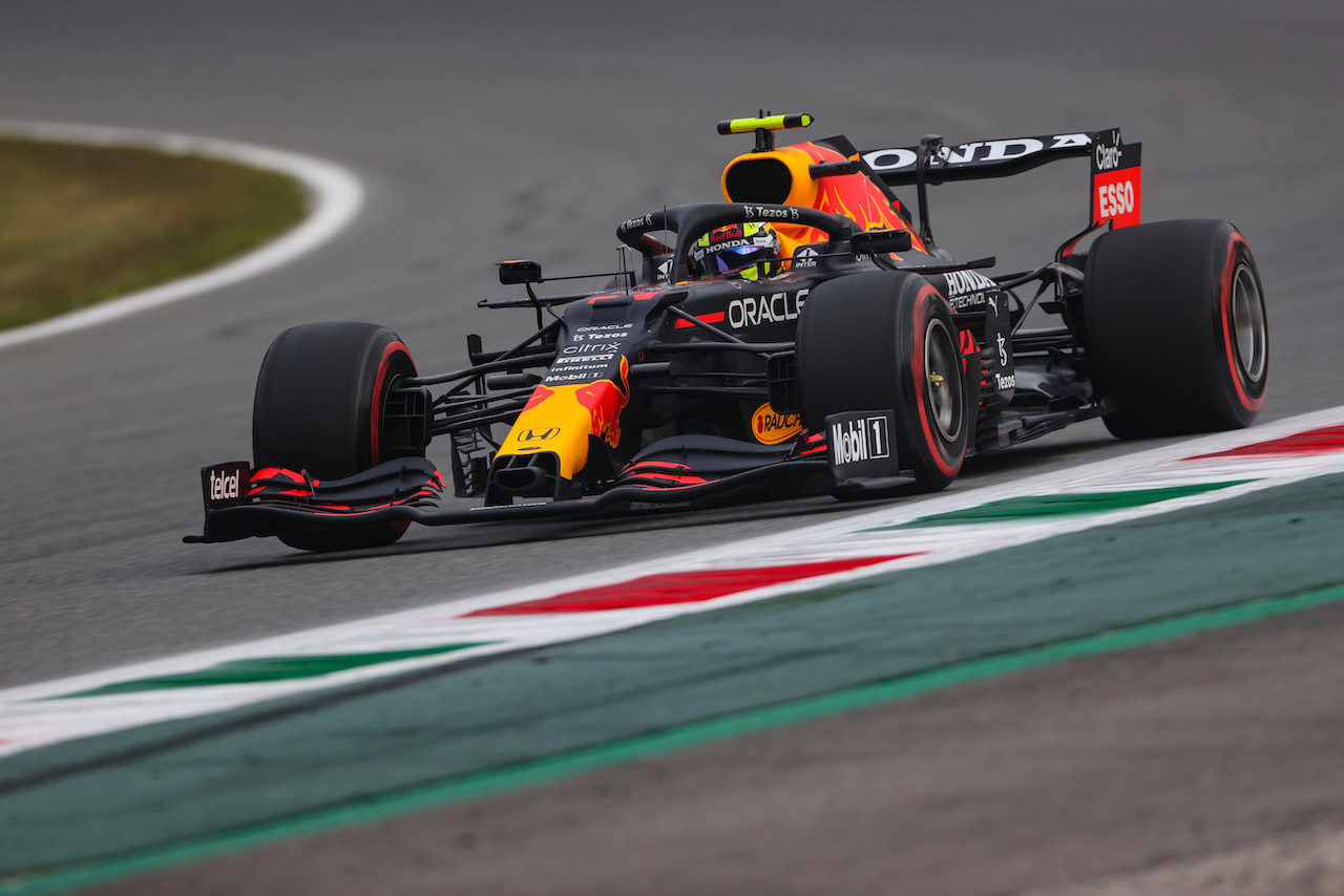 GP ITALIA, Sergio Perez (MEX), Red Bull Racing 
10.09.2021. Formula 1 World Championship, Rd 14, Italian Grand Prix, Monza, Italy, Qualifiche Day.
- www.xpbimages.com, EMail: requests@xpbimages.com © Copyright: Moy / XPB Images