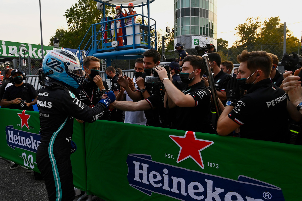 GP ITALIA, Valtteri Bottas (FIN) Mercedes AMG F1 celebrates being fastest in qualifying parc ferme.
10.09.2021. Formula 1 World Championship, Rd 14, Italian Grand Prix, Monza, Italy, Qualifiche Day.
- www.xpbimages.com, EMail: requests@xpbimages.com © Copyright: FIA Pool Image for Editorial Use Only