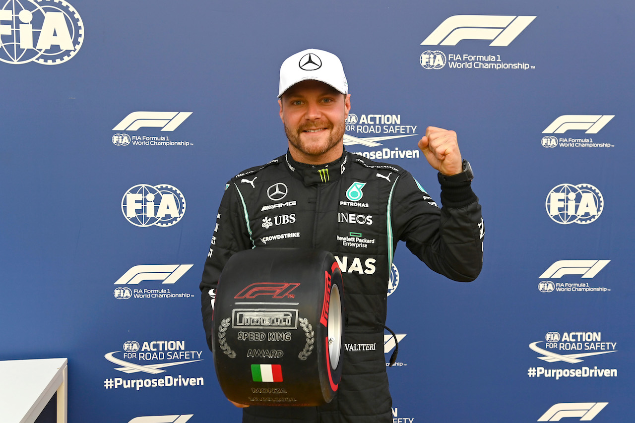GP ITALIA, Valtteri Bottas (FIN) Mercedes AMG F1 celebrates being fastest in qualifying parc ferme with the Pirelli Speed King Award.
10.09.2021. Formula 1 World Championship, Rd 14, Italian Grand Prix, Monza, Italy, Qualifiche Day.
- www.xpbimages.com, EMail: requests@xpbimages.com © Copyright: FIA Pool Image for Editorial Use Only