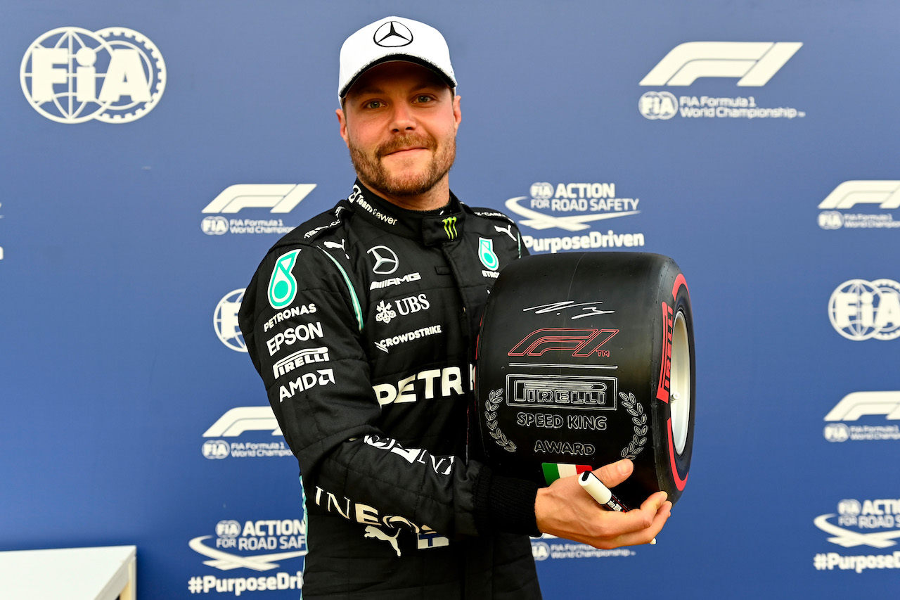 GP ITALIA, Valtteri Bottas (FIN) Mercedes AMG F1 celebrates being fastest in qualifying parc ferme with the Pirelli Speed King Award.
10.09.2021. Formula 1 World Championship, Rd 14, Italian Grand Prix, Monza, Italy, Qualifiche Day.
- www.xpbimages.com, EMail: requests@xpbimages.com © Copyright: FIA Pool Image for Editorial Use Only