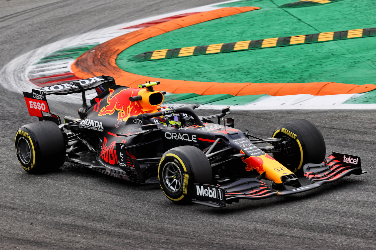 GP ITALIA, Sergio Perez (MEX) Red Bull Racing RB16B.
10.09.2021. Formula 1 World Championship, Rd 14, Italian Grand Prix, Monza, Italy, Qualifiche Day.
- www.xpbimages.com, EMail: requests@xpbimages.com © Copyright: Batchelor / XPB Images