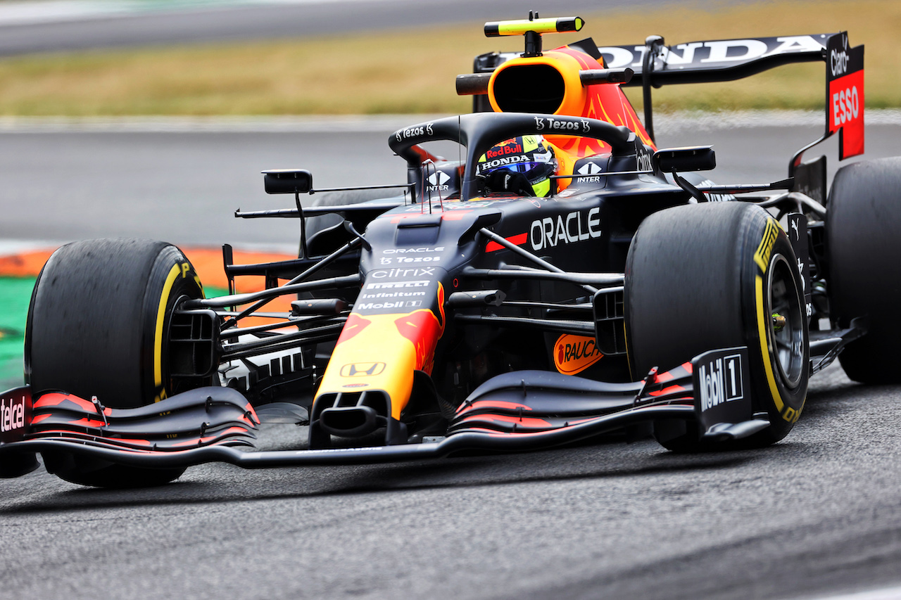 GP ITALIA, Sergio Perez (MEX) Red Bull Racing RB16B.
10.09.2021. Formula 1 World Championship, Rd 14, Italian Grand Prix, Monza, Italy, Qualifiche Day.
- www.xpbimages.com, EMail: requests@xpbimages.com © Copyright: Charniaux / XPB Images
