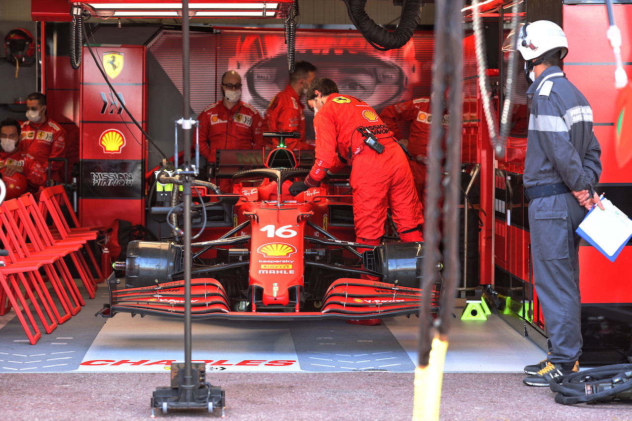 GP MONACO, The Ferrari SF-21 of Charles Leclerc (MON) Ferrari, who isn't partenzaing the race after crashing in qualifying.
23.05.2021. Formula 1 World Championship, Rd 5, Monaco Grand Prix, Monte Carlo, Monaco, Gara Day.
- www.xpbimages.com, EMail: requests@xpbimages.com © Copyright: Charniaux / XPB Images