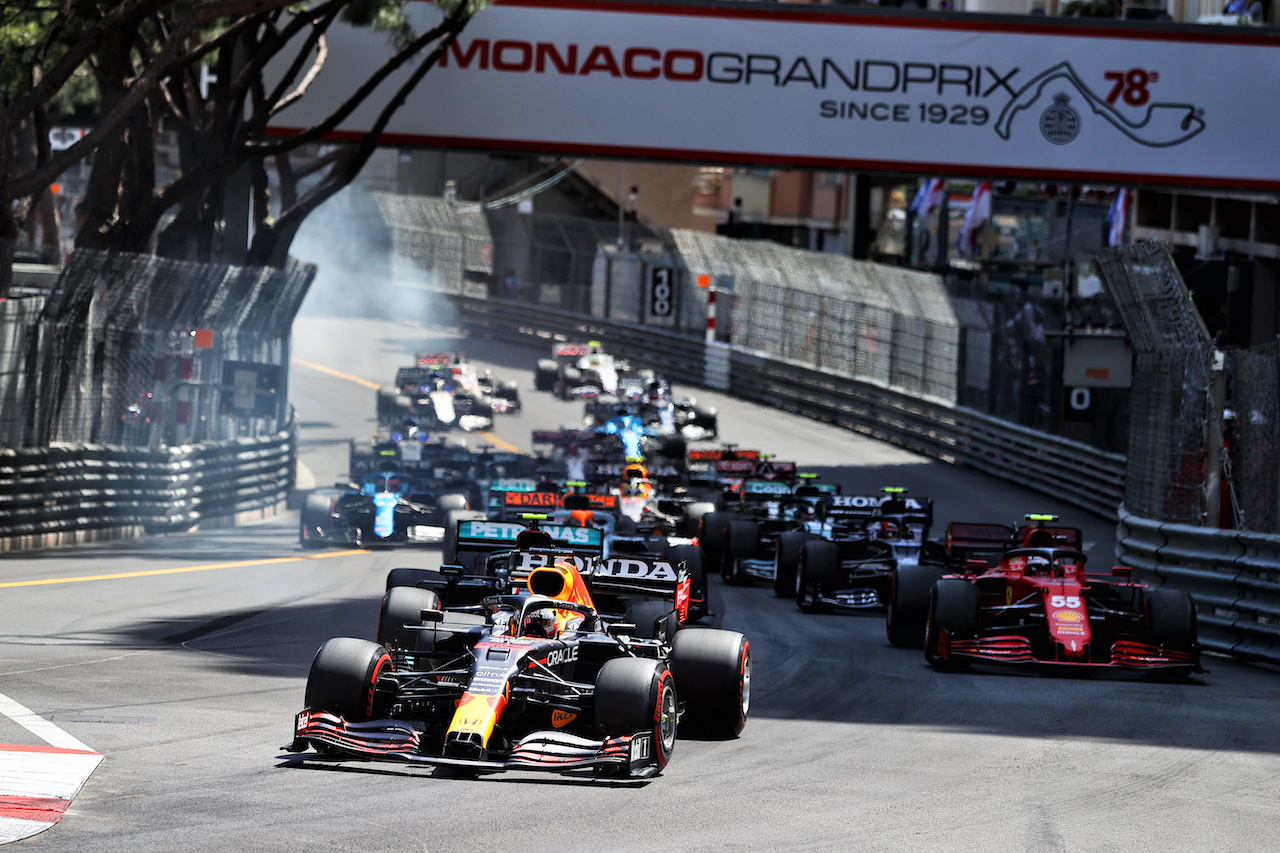 GP MONACO, Max Verstappen (NLD) Red Bull Racing RB16B davanti a at the partenza of the race.
23.05.2021. Formula 1 World Championship, Rd 5, Monaco Grand Prix, Monte Carlo, Monaco, Gara Day.
- www.xpbimages.com, EMail: requests@xpbimages.com © Copyright: Moy / XPB Images
